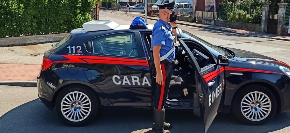 Padre e figlio ubriachi litigano lanciandosi bicchieri di vetro: arrestato il giovane e denunciato il genitore